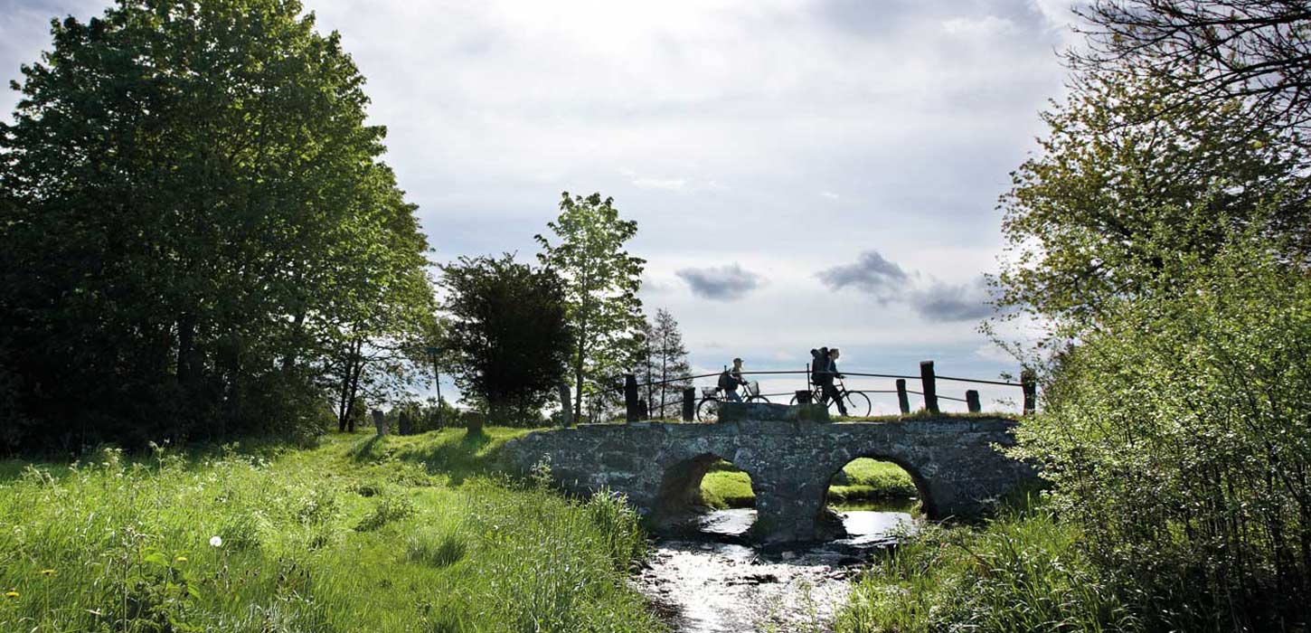 Cyklister på kampestensbro over Hærvejen