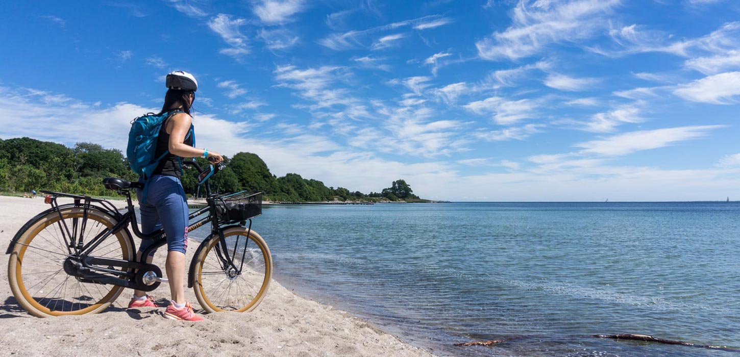 Fietser op het strand bij Sønderhav en Flensborg Fjord