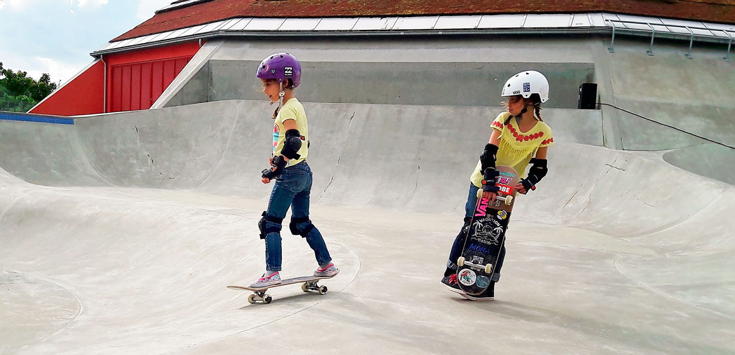 To mindre børn med skateboards udenfor Streetdome