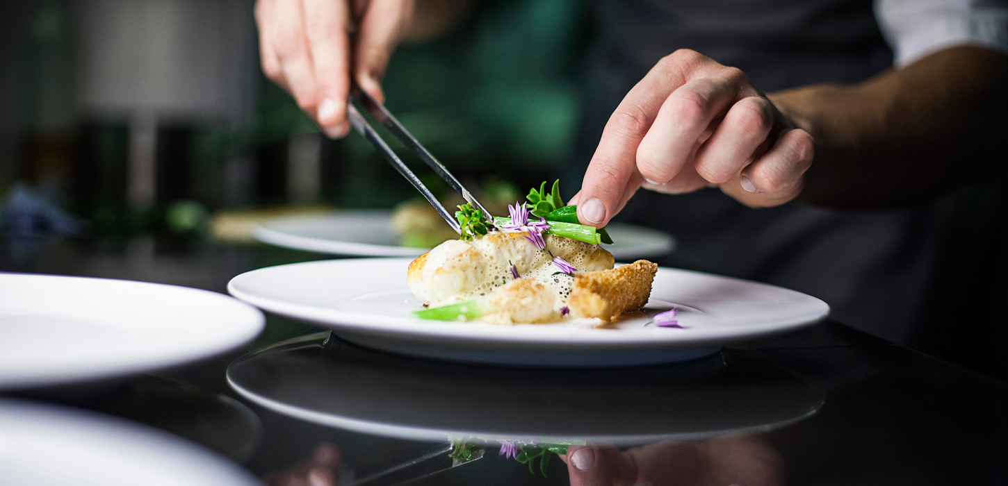Kokken tryller på Hotel og Restaurant Fakkelgaarden