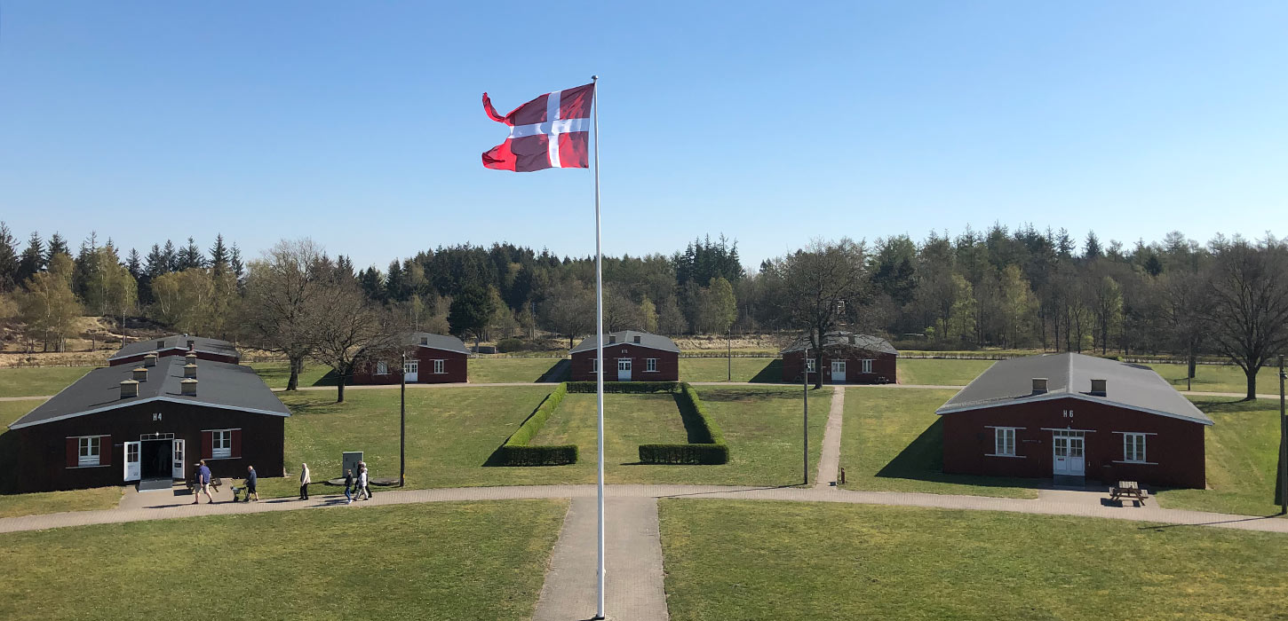 Luftfoto af Frøslev Lejren med Dannebrog