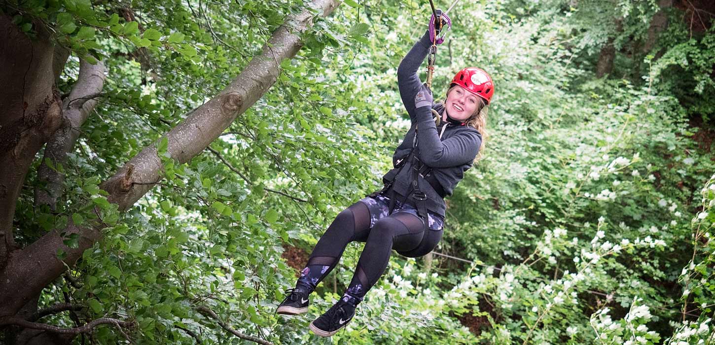 Kvinde på svævebane i High Park Sønderjylland