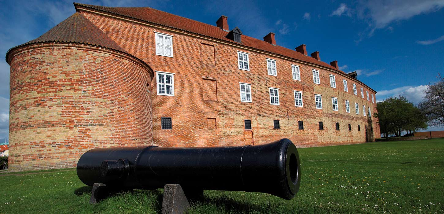 Kanon foran Sønderborg Slot