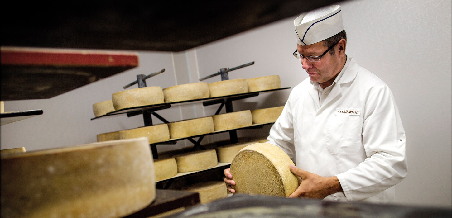 Mejerist fra Naturmælk med ost i hånden