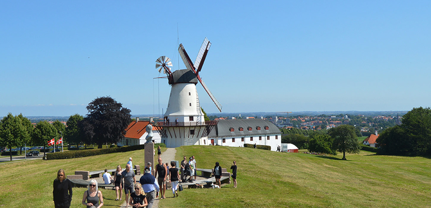 Dybbøl Mølle med mindesten foran