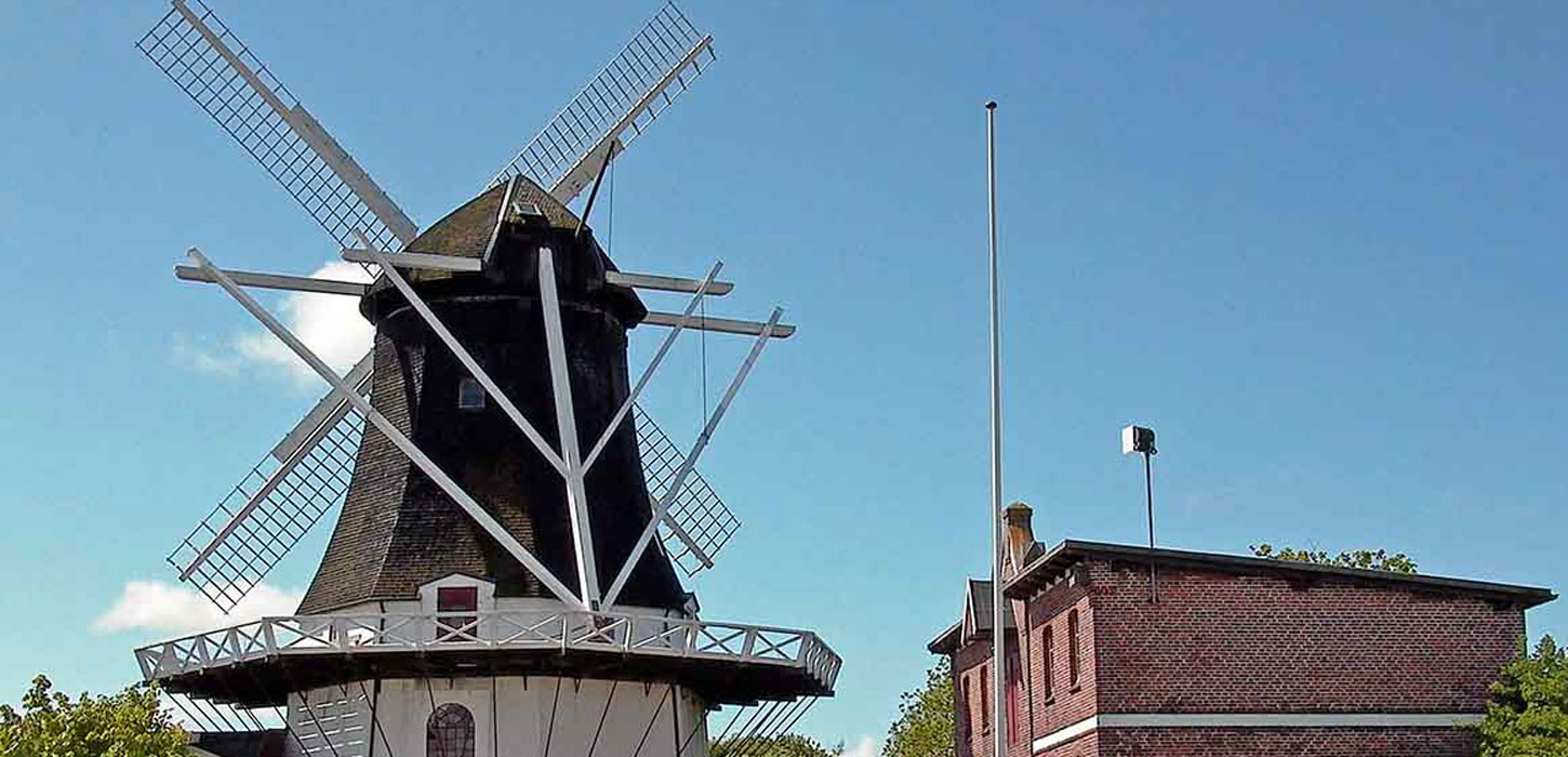 Højer Mølle med en blå himmel bagved