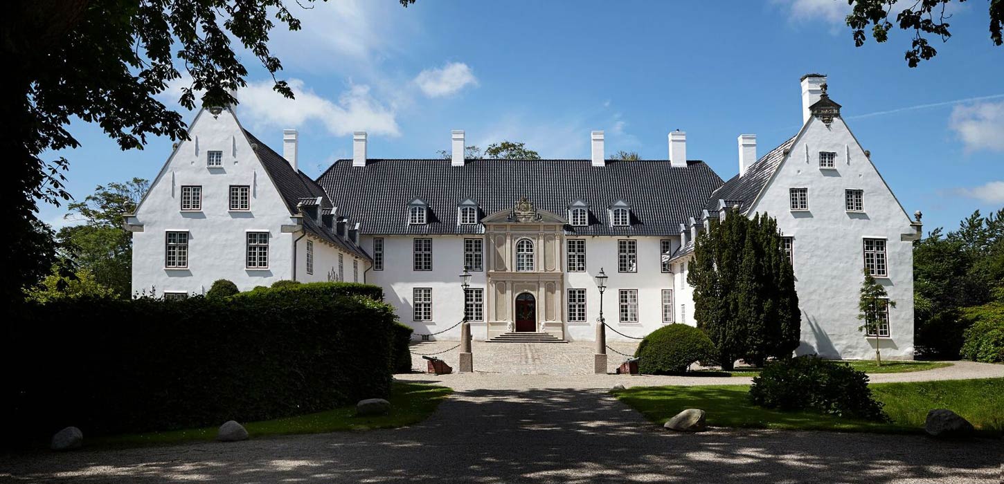 Schackenborg Slot set fra gårdspladsen