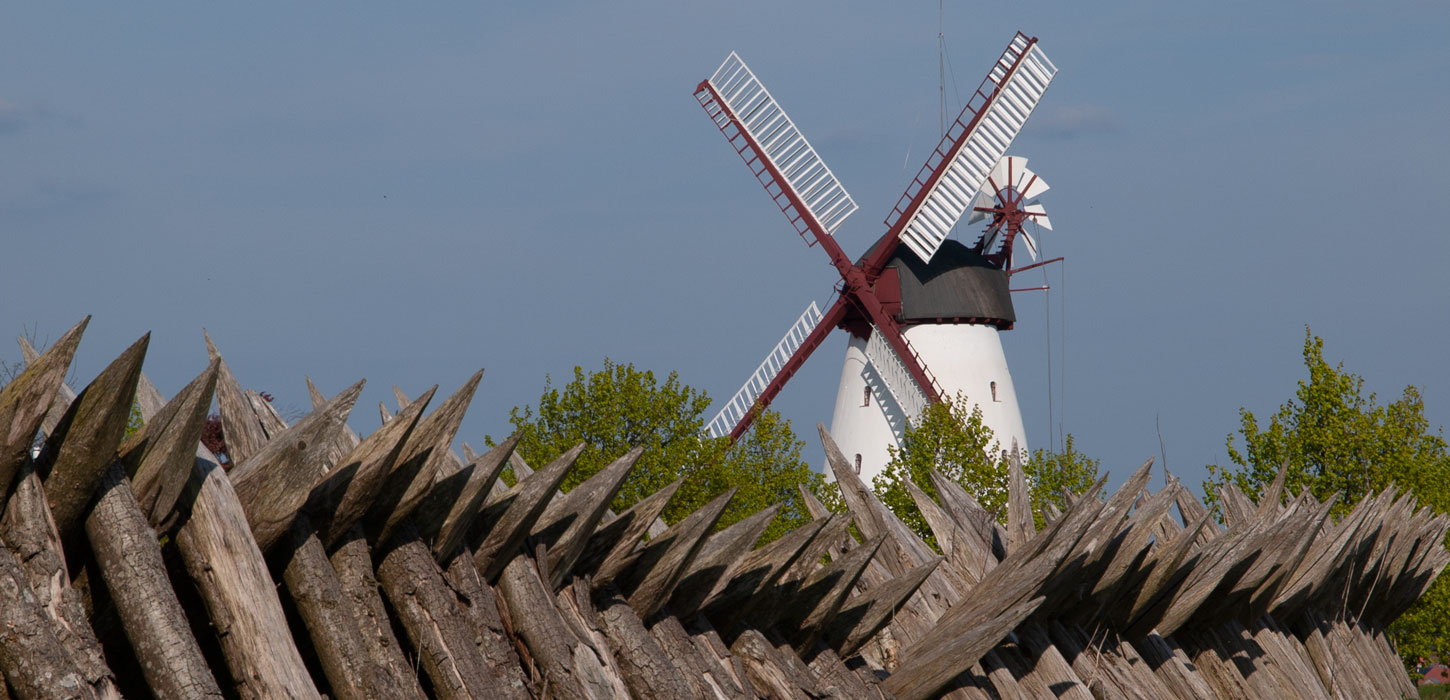 Dybbøl Mølle med palisade foran
