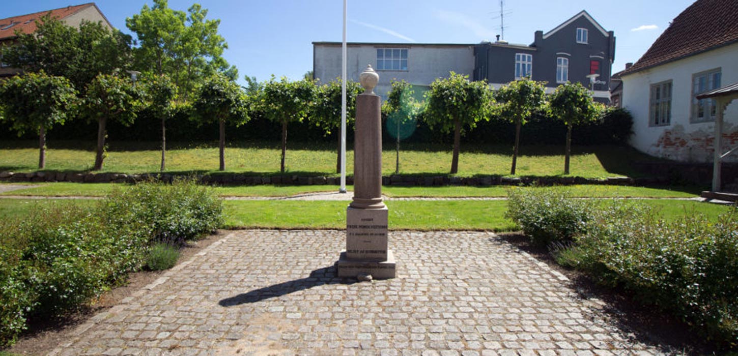 Mindeobelisk for de faldne 9. april 1940. Hertug Hans Kirke, Haderslev