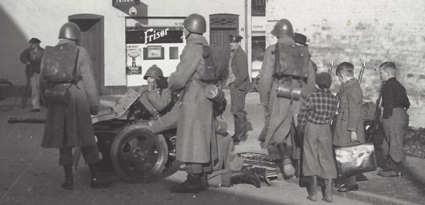 Arkivfoto af soldater og børn ved Hertug Hans Kirke i Haderslev 9. april 1940