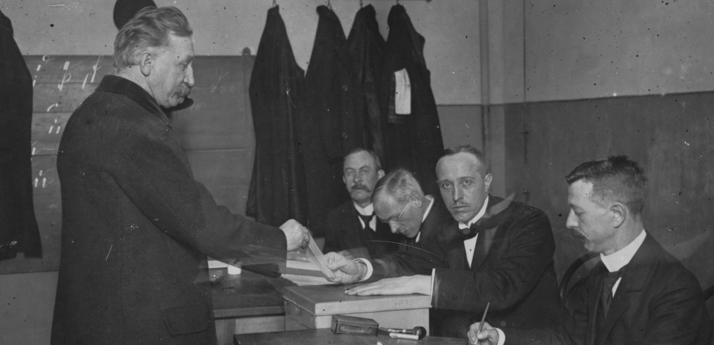 H P Hanssen afgiver sin stemme 1920