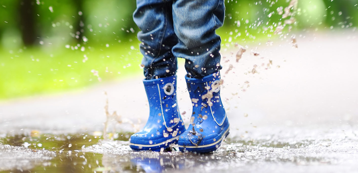Gummistøvler i regnpyt på en regnvejrsdag