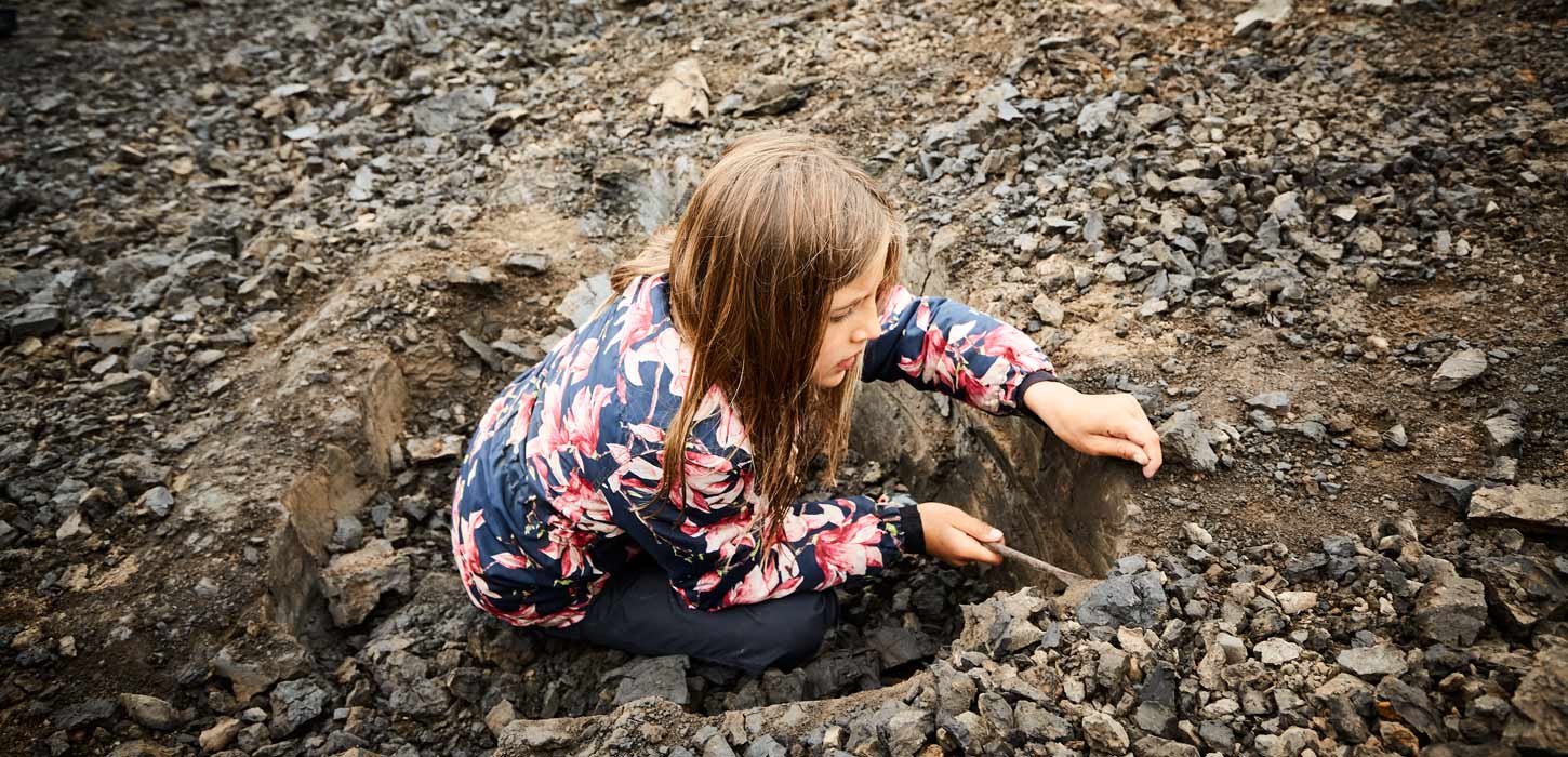 Pige graver i Gram Lergrav