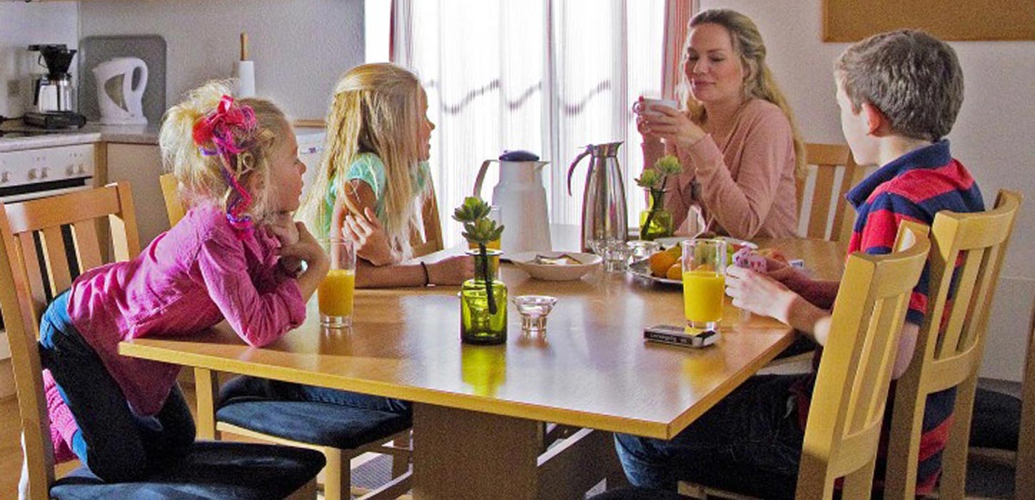 Familie hygger sig i feriehus på Enjoy Resorts, Marina Fiskenæs