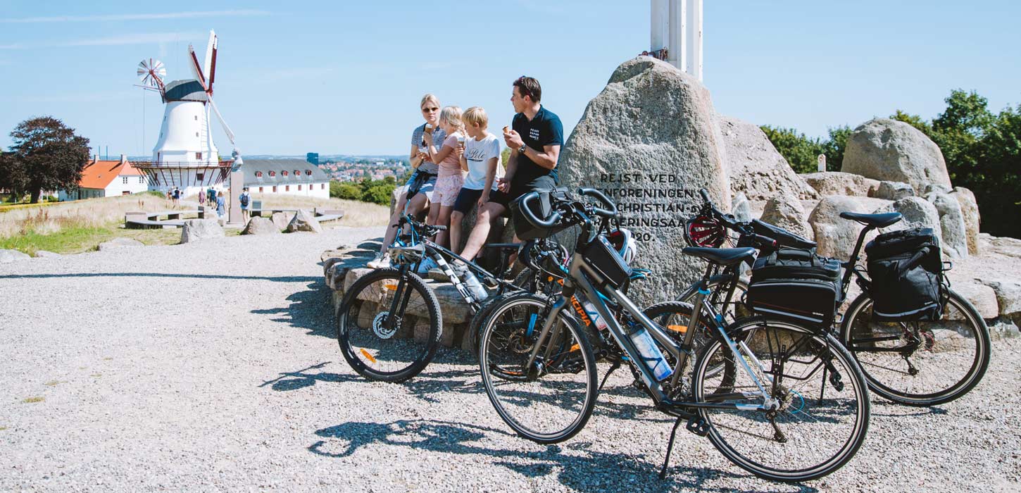 Familie med cykler ved Dybbøl Mølle