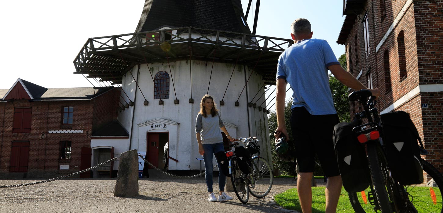 Par med cykler ved Højer Mølle
