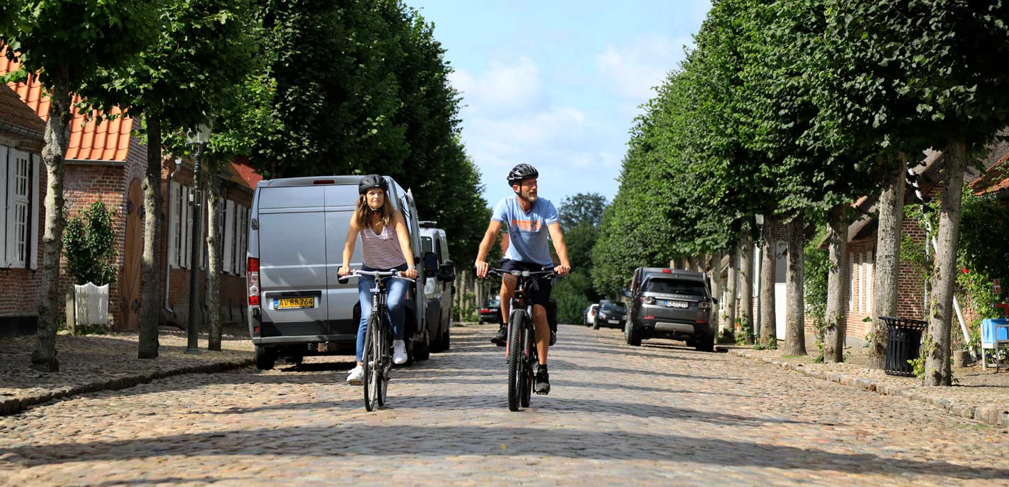 Cyklende par på Slotsgade i Møgeltønder