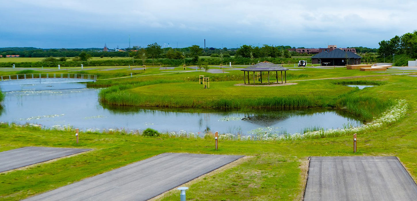 Marsk Camp autocamperplads ved søen