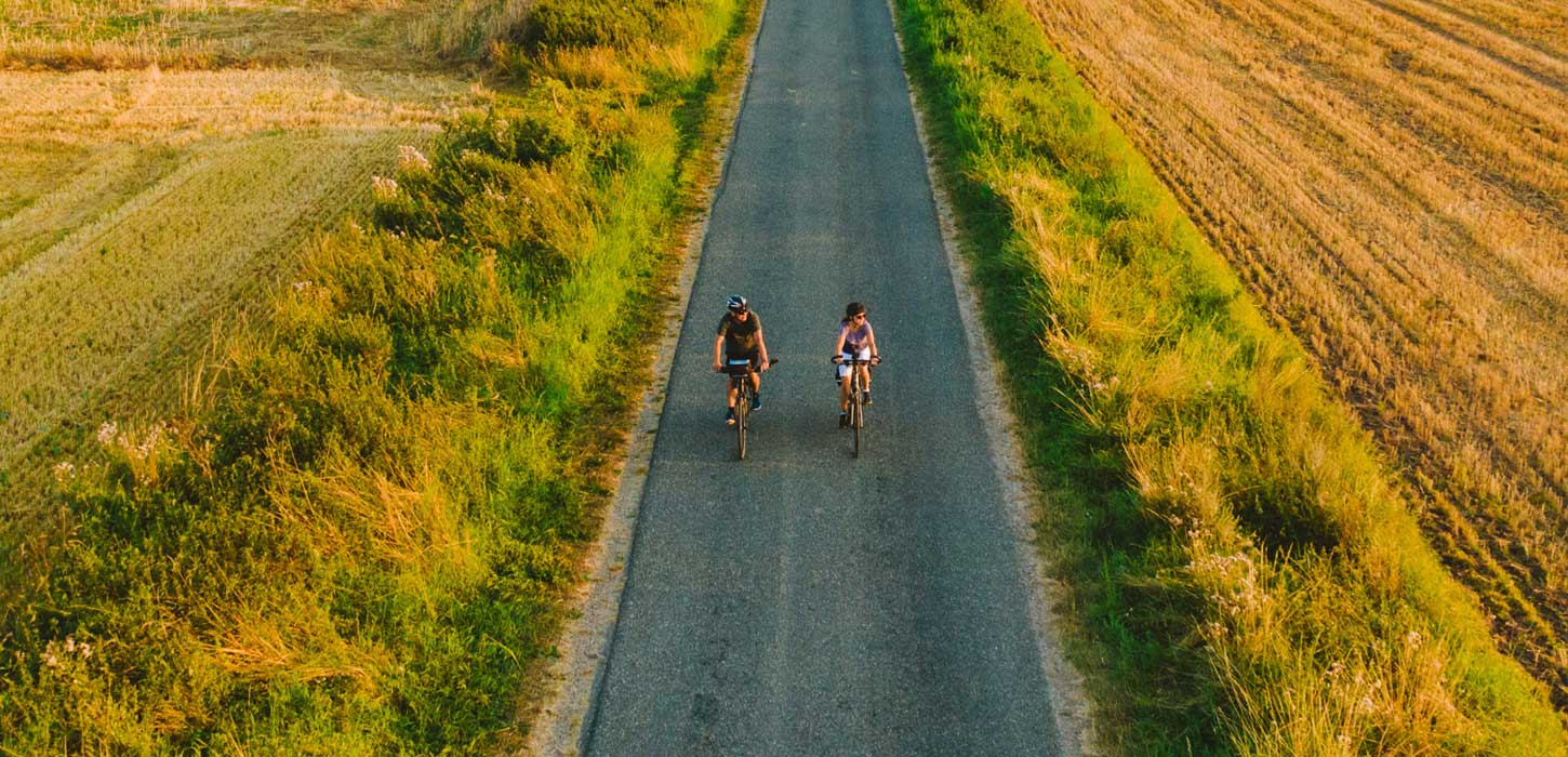 Paar fietst door de velden bij Aabenraa