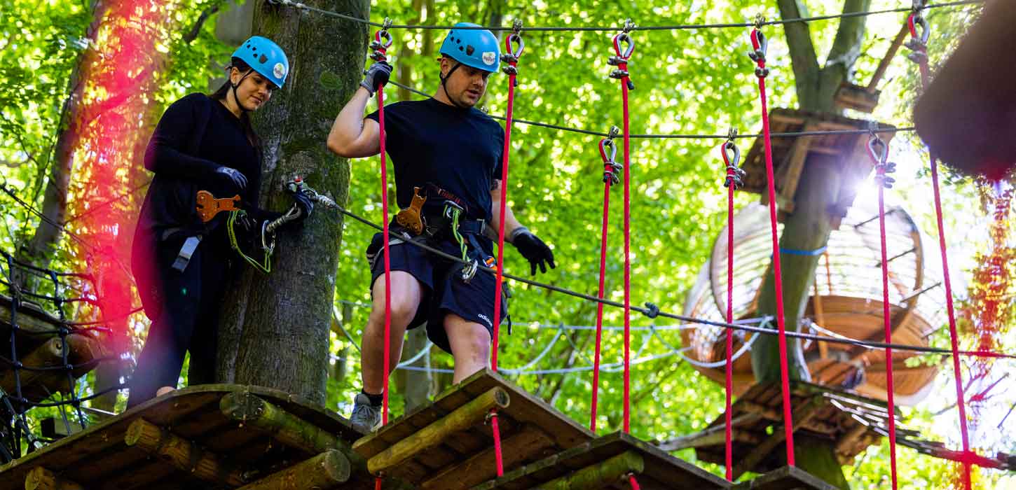Junges Pärchen klettert in High Park Sønderjylland