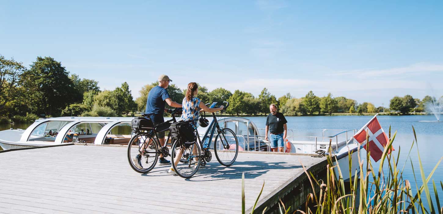 Par bærer cykler ombord på Haderslev Dambåd