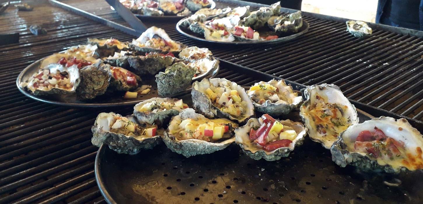 Tilberedning af østers på grill ved Naturcenter Tønnisgaard