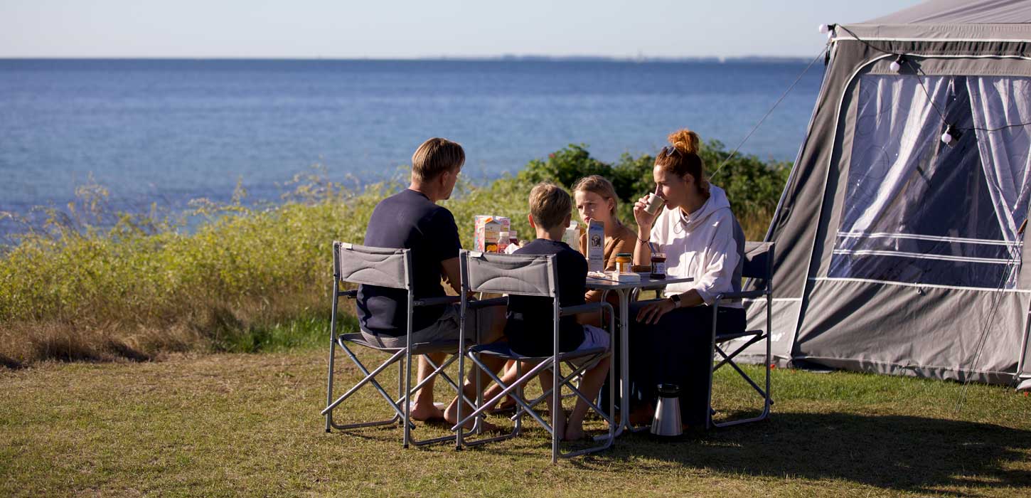 Familie ved campingbord på Als