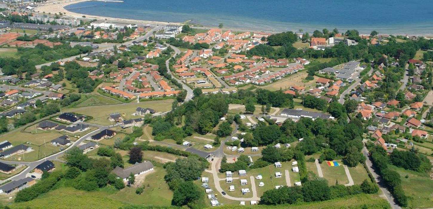 Luftfoto af Aabenraa City Camping, byen og fjorden