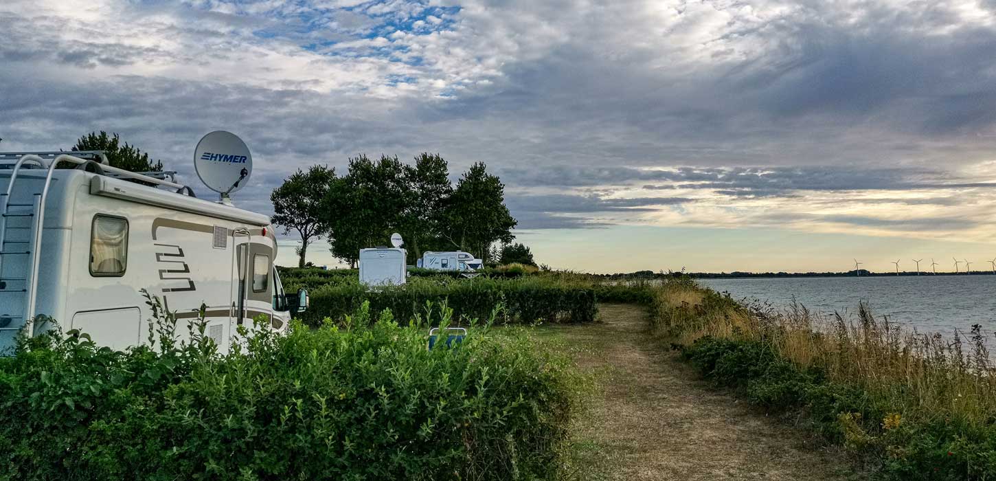 Autocamper mit Aussicht übers Wasser bei Drejby Strand Camping