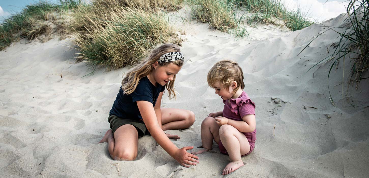Kinderen spelen in de duinen bij het strand van Rømø