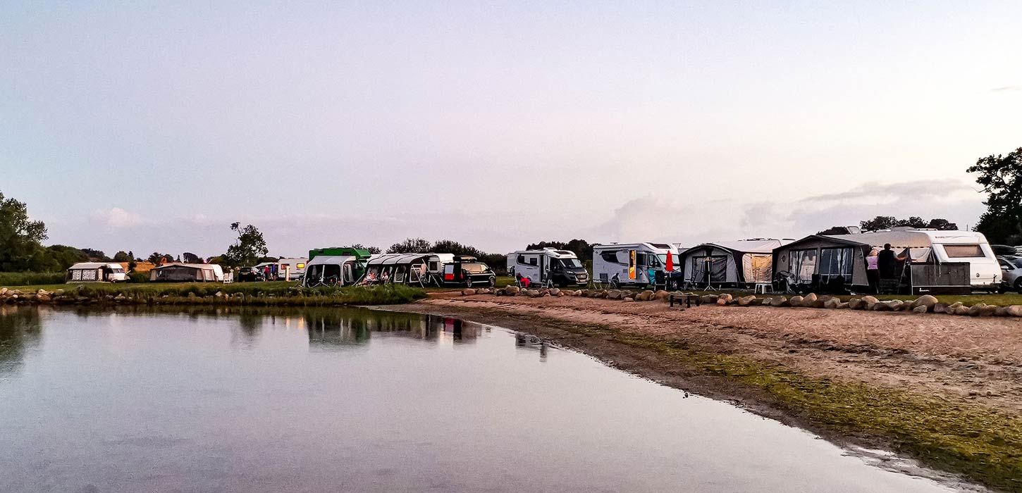 Campingvogne og autocampere ved vandet på Lærkelunden Camping