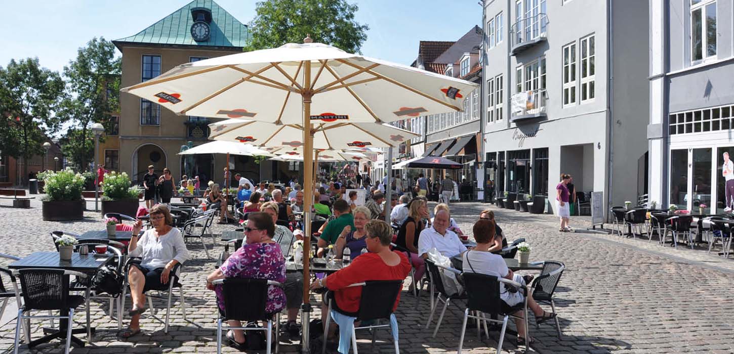 Sommerstemning på Rådhustorvet i Sønderborg