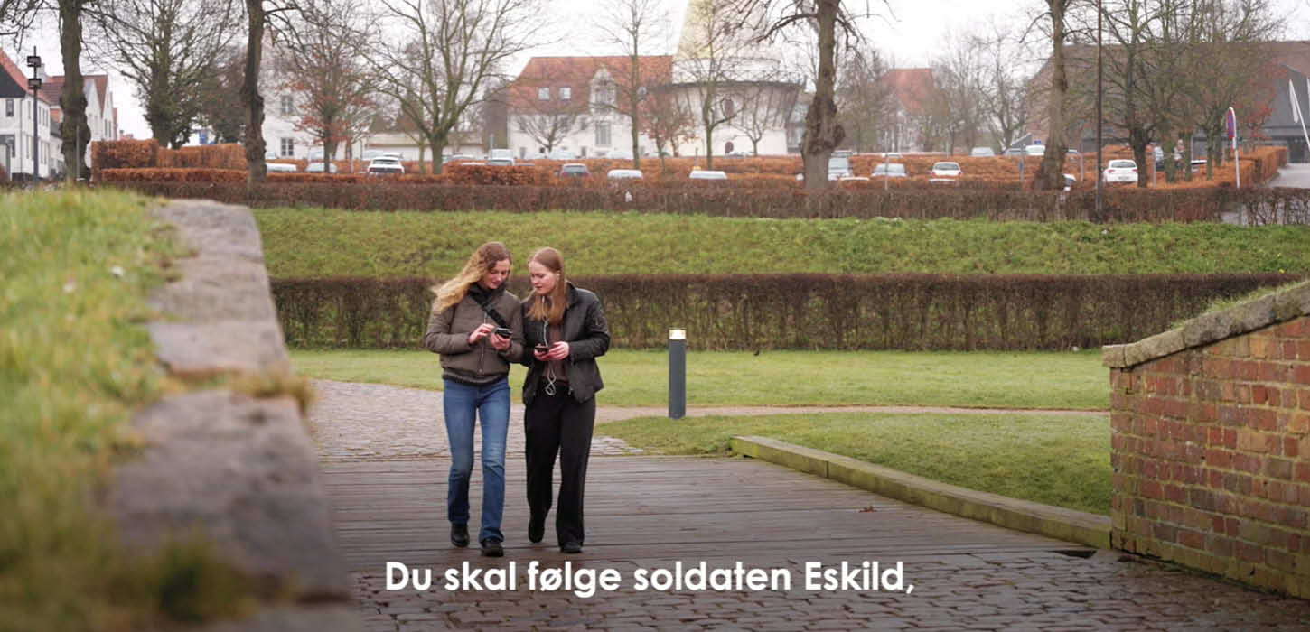 Story Hunt: På vej til slagtebænken - billede af to kvinder med mobiltelefoner