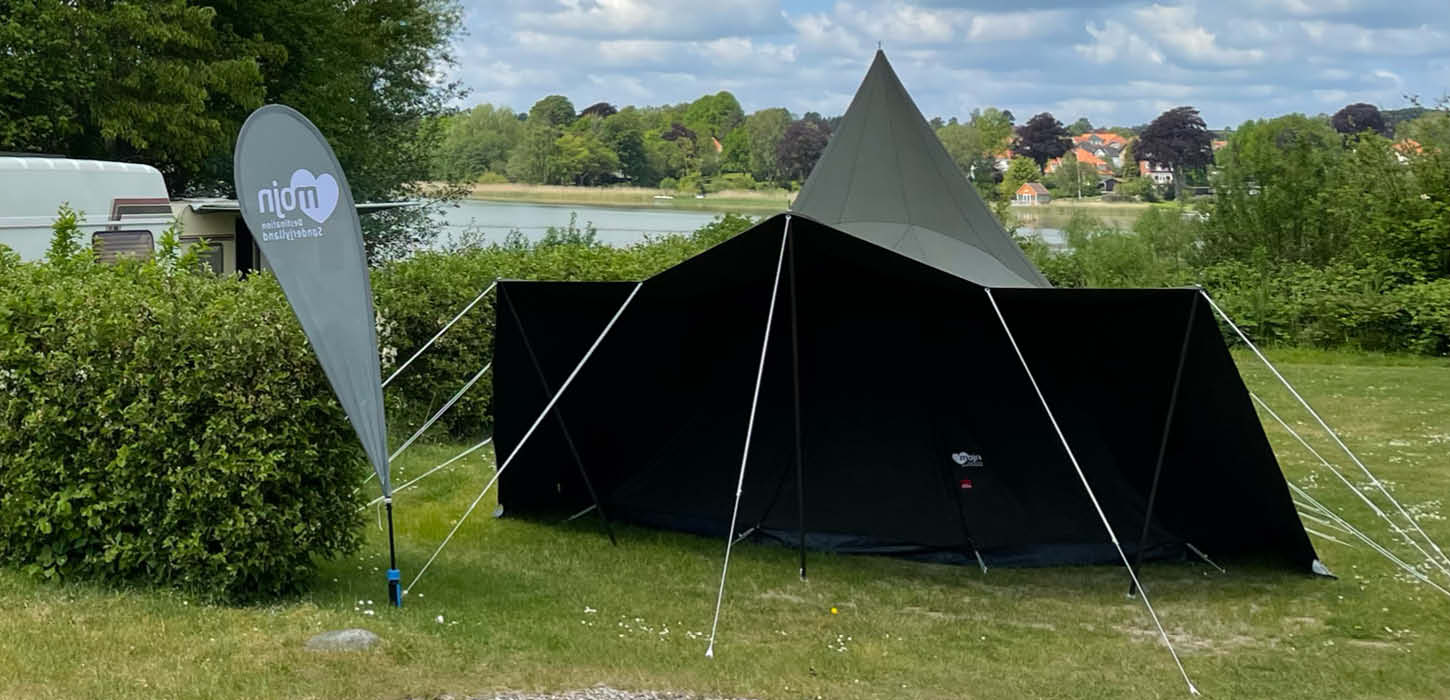 MOJN telt ved Haderslev Byferie med Haderslev Dam i baggrunden