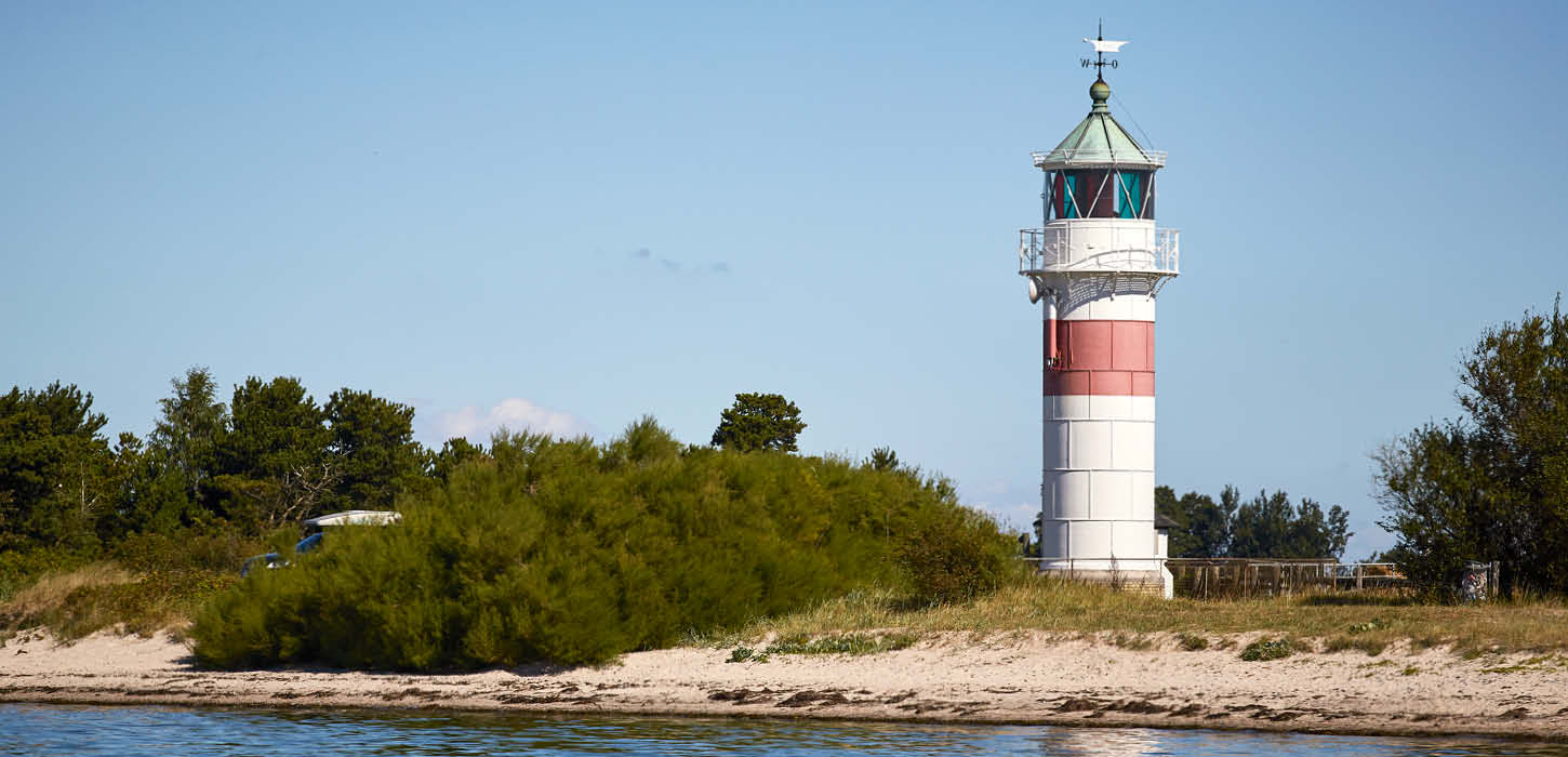 De vuurtoren van Årø aan het strand