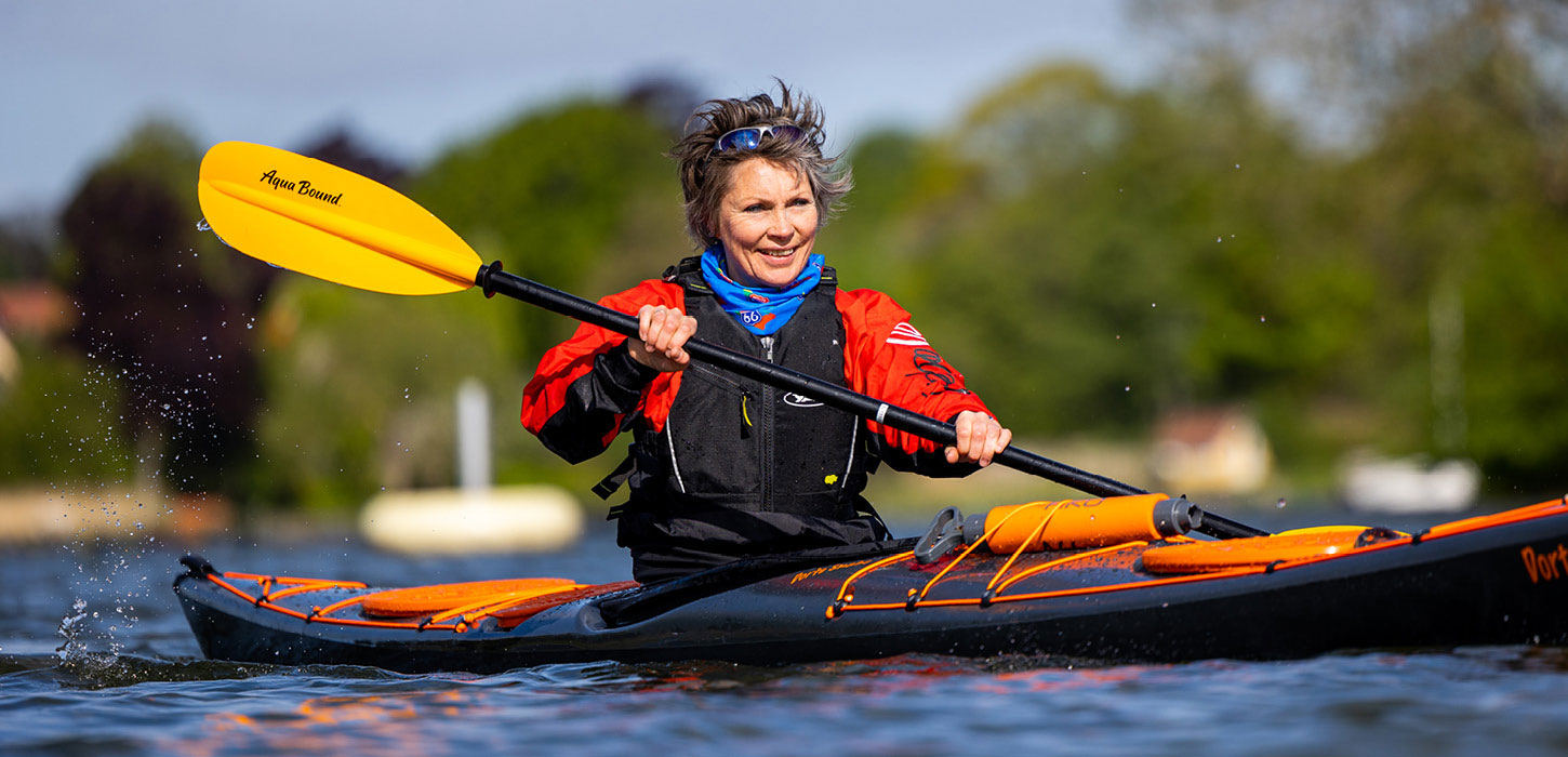 Kvindelig kajakroer på Haderslev Dam