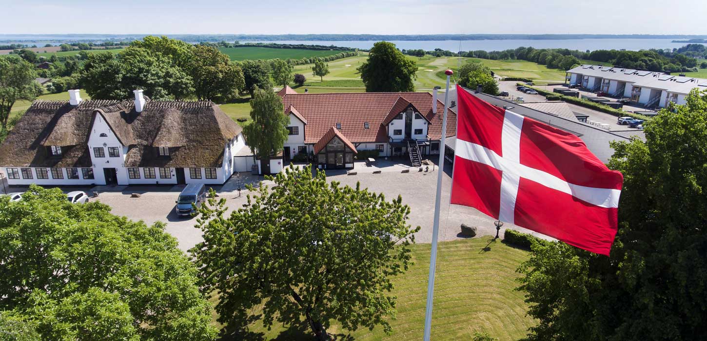 Luftfoto af Benniksgaard Hotel med golfbane og Gendarmstien i baggrunden
