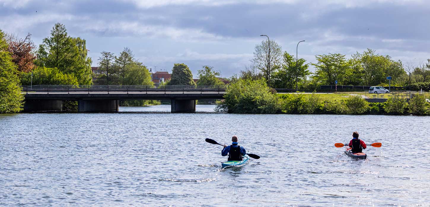 To kajakroere på Haderslev Dam tæt ved Omfartsvejen