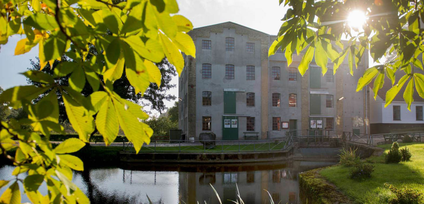 Tørning Mølle med søen foran