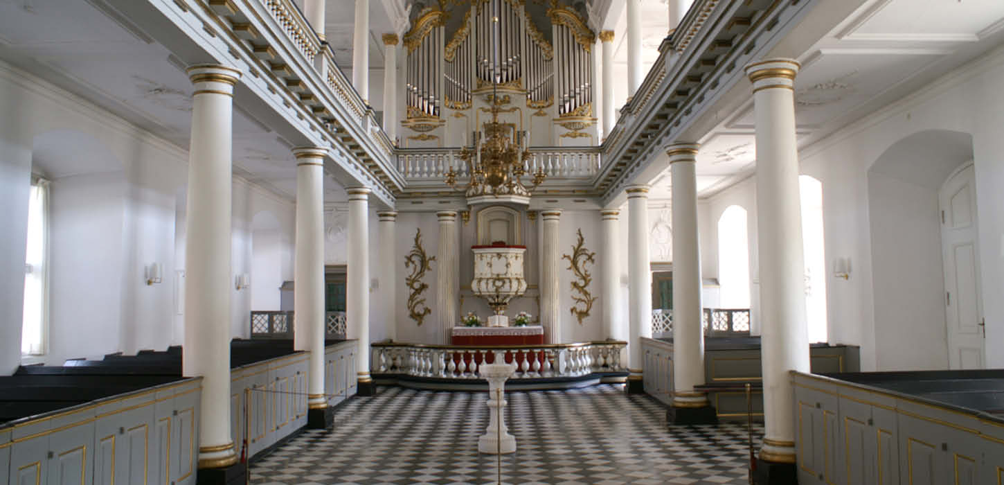 Skibet og alter i Augustenborg Slotskirke