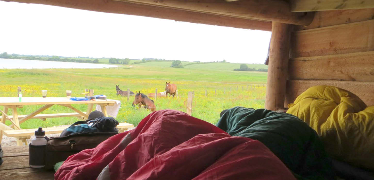 Shelter med soveposer ved Sandvig på Als