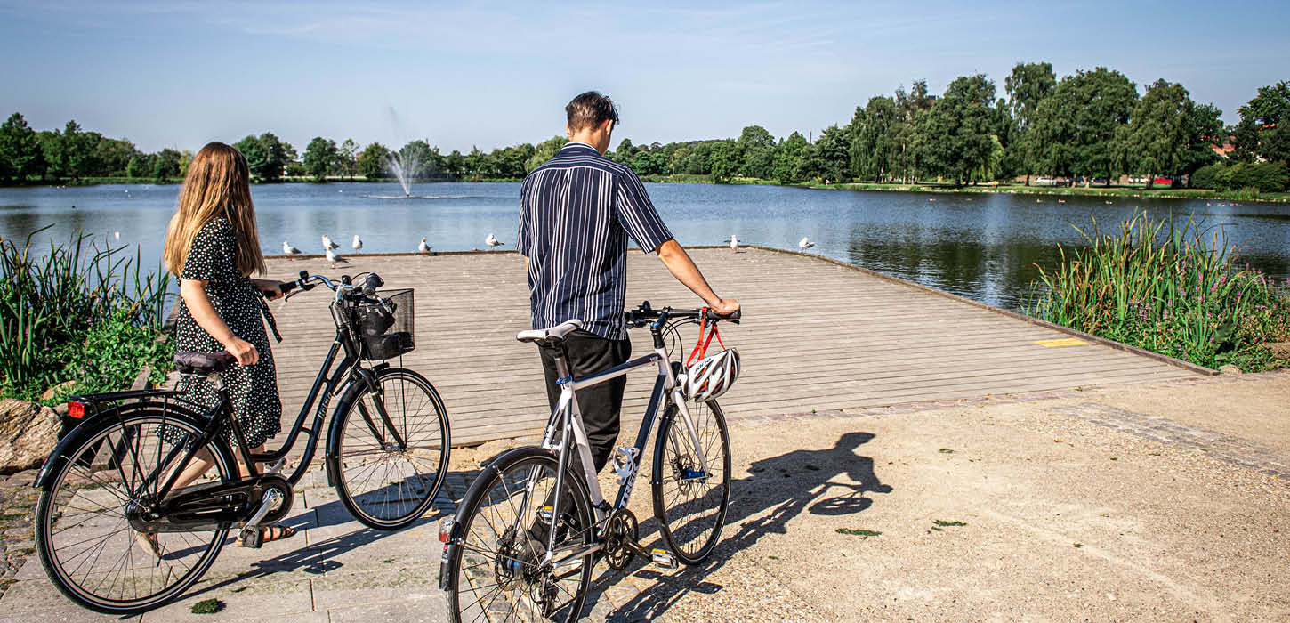Par trækker med cykler i Haderslev Dampark ved anløbsbroen til dambåden