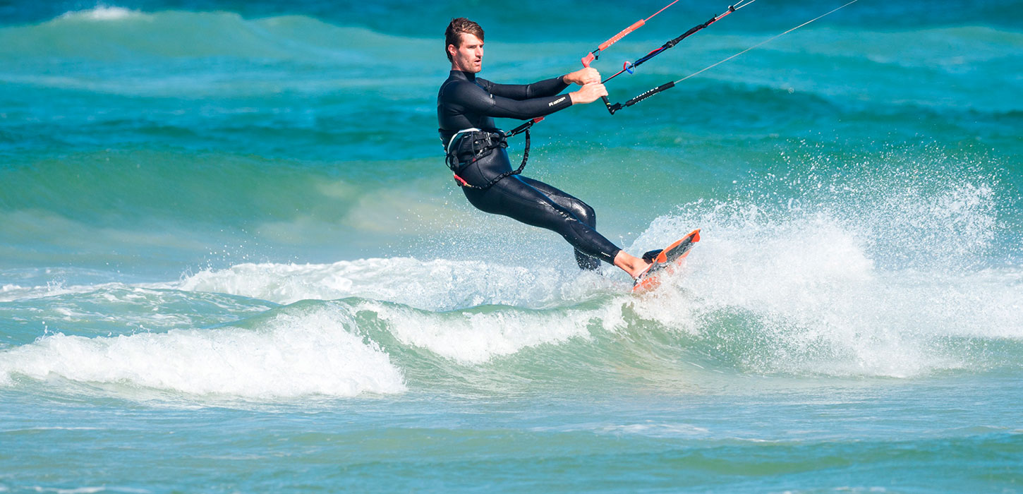 Kitesurfer på vandet