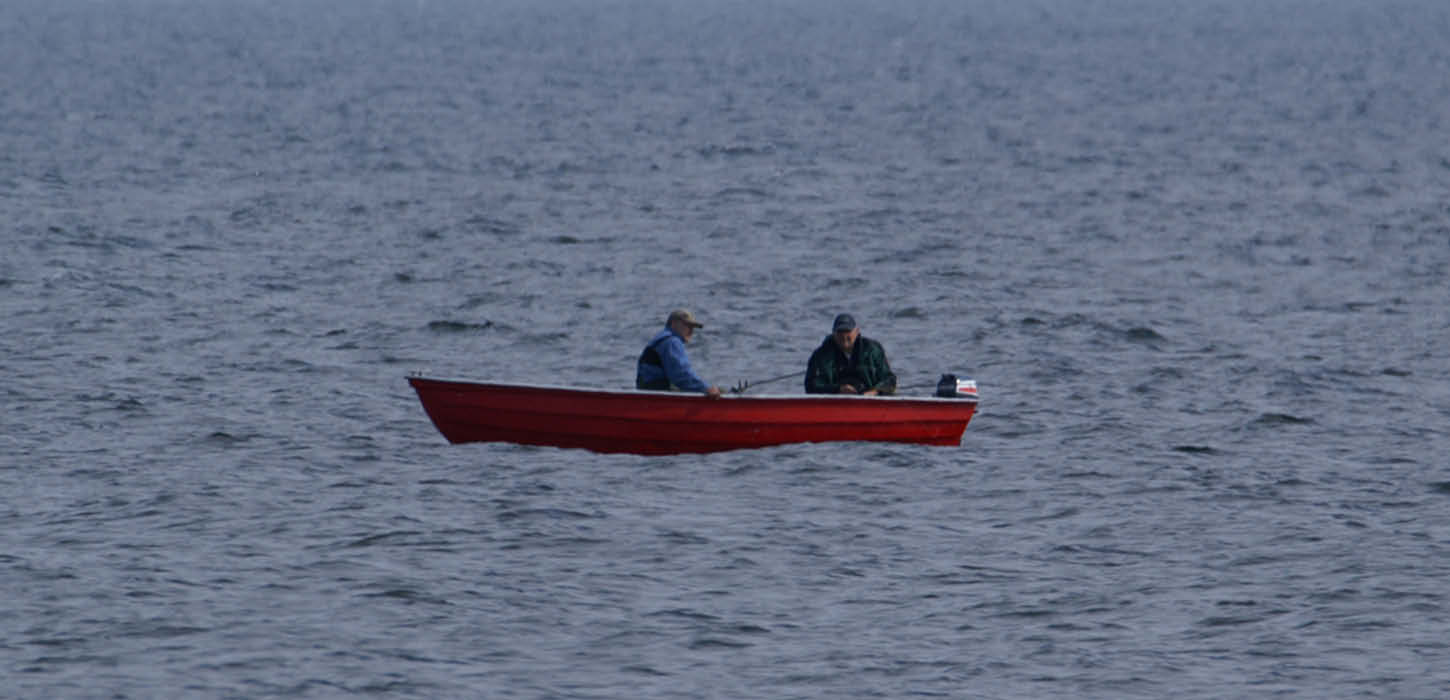 Lystfiskere i rød jolle