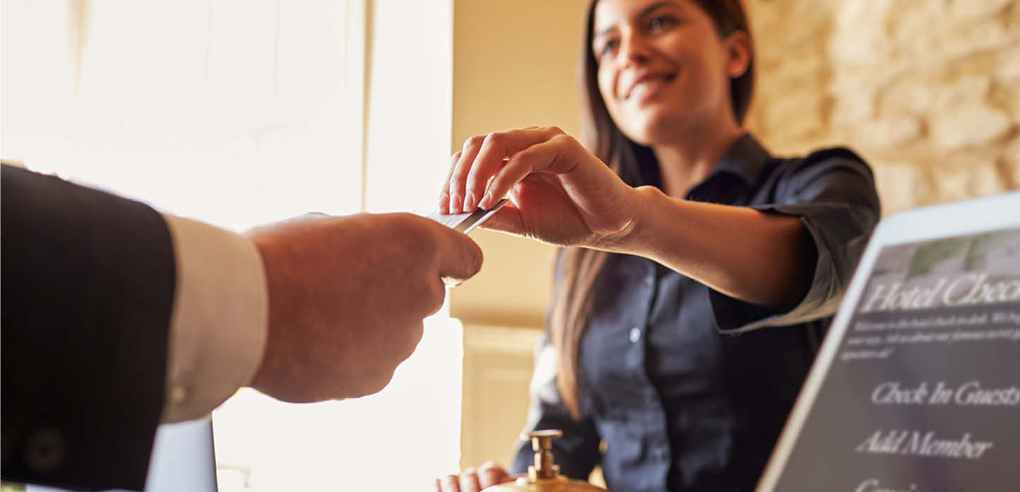 Nøgleudlevering i hotelreception