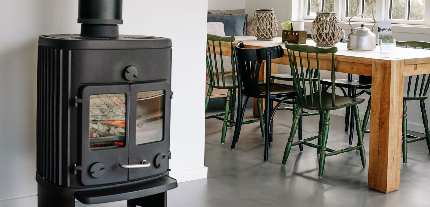 Brændeovn og spiseplads ved Hygge Lake