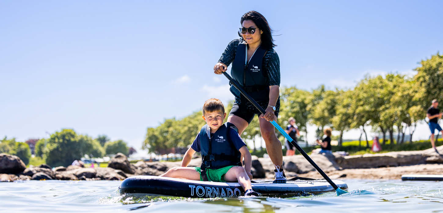 Mor og søn på paddelboard ud for Gammelbro Camping i Aarøsund