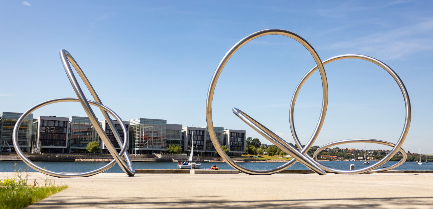 Tidscirkler af Olafur Eliasson med Alsion i baggrunden