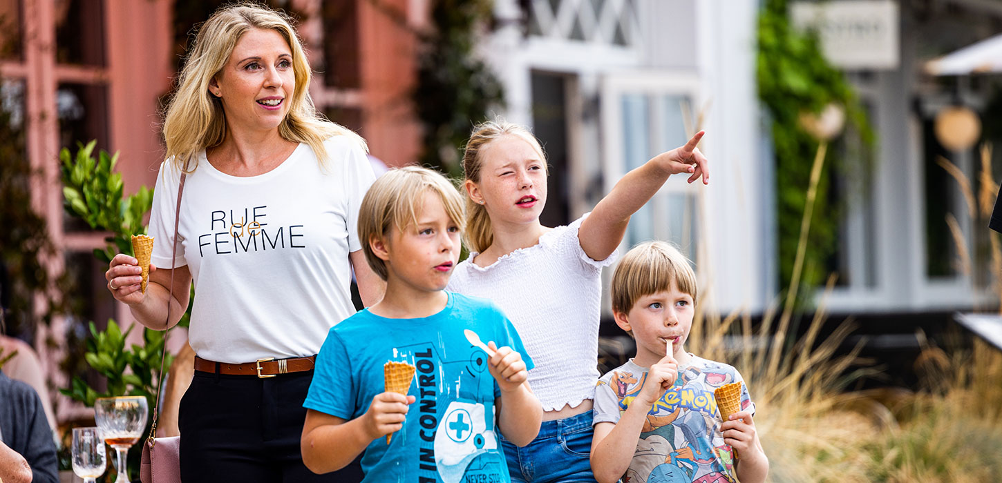 Familie spiser is på Sønderborg havnefront