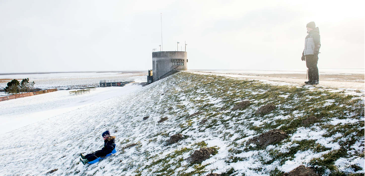 to børn der kælker ved slusen højer